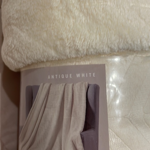 NEW VCNY Textured Blanket 50"× 60" - Picture 5 of 6